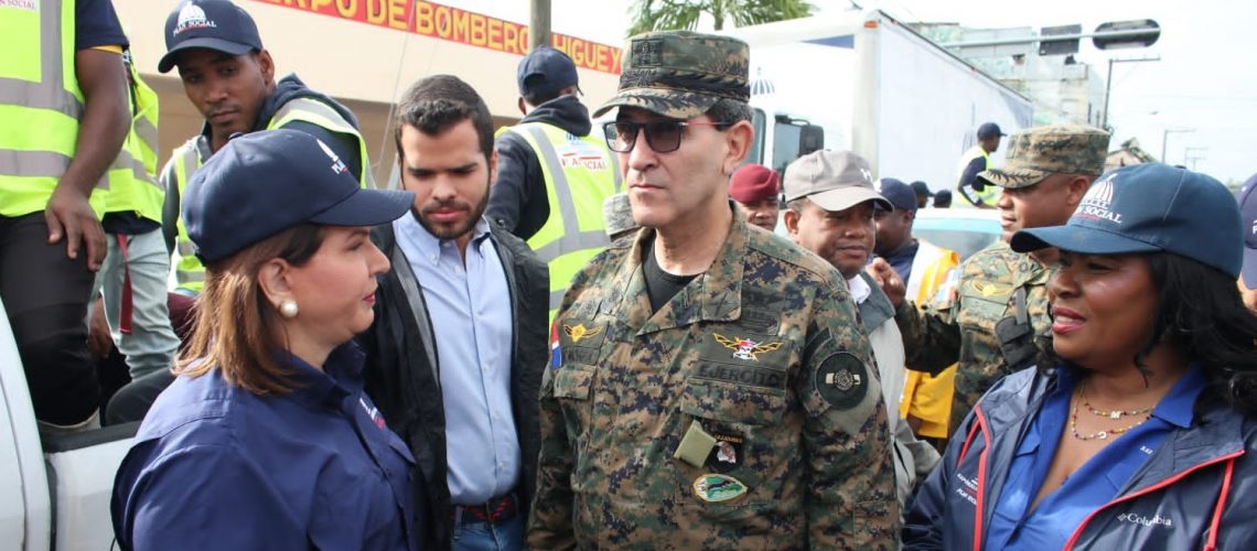 Presidente acompañado de autoridades civiles y militares recorren zonas afectadas por Fiona 18