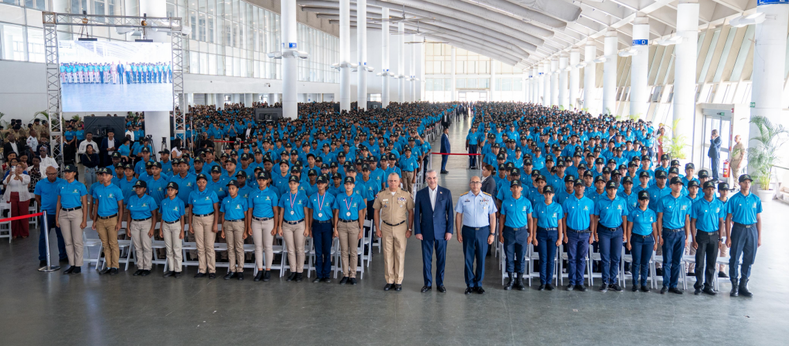 Presidente y Ministro de Defensa encabezan graduación de 5 mil jóvenes formados en valores del Servicio Militar Voluntario