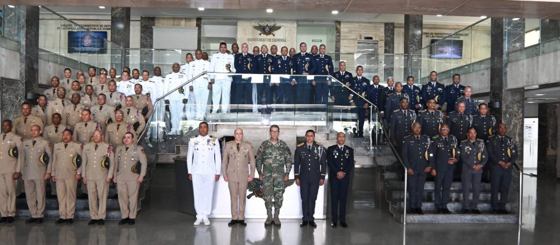 Trigésima promoción de cadetes y guardiamarinas de las Fuerzas Armadas y la Policía visitan Ministerio de Defensa 4